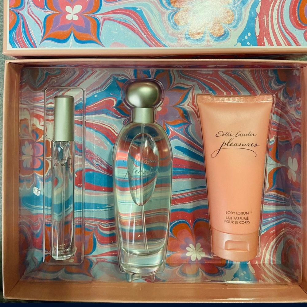 New Estée Lauder Pleasures Perfume kit